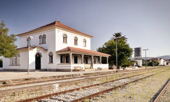 Beira House | Vacation home and century-old train station in the Natural Park.
