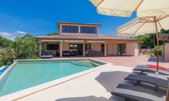 Liznjan House | Vacation home Andrea by Interhome