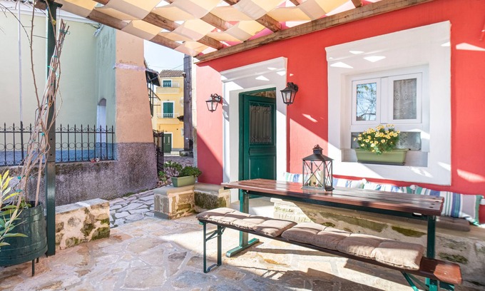 Chlomos House | Vacation Home "Bekiris Traditional Inn" with Private Terrace, A/C & Wi-Fi
