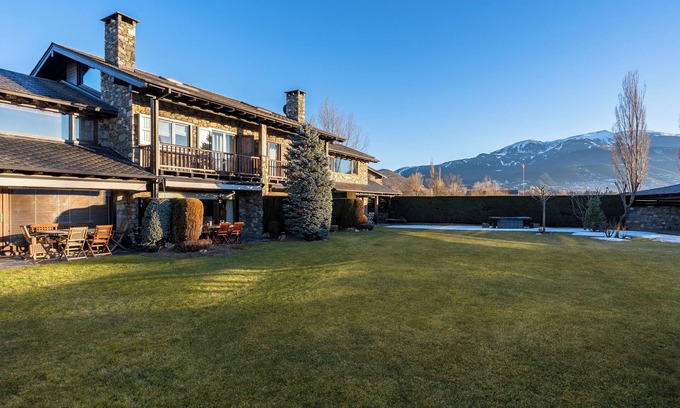 Soriguerola House | Vacation Home "Casa Fontanals de Cerdanya" with Mountain View, Wi-Fi, Terrace & Garden