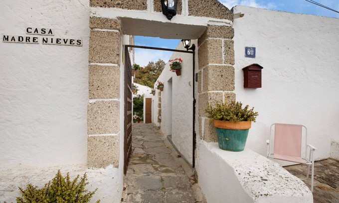 Fasnia House | Vacation Home 'Casa Rural Madre Nieves' with Sea View, Private Terrace and Wi-Fi