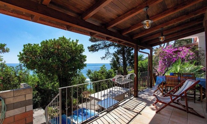 Sas Linnas Siccas House | Vacation Home "Casa Sulla Spiaggia 1" with Sea-View, Terraces & Garden