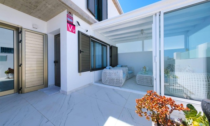 Arrecife House | Vacation Home 'Casa Yus' with Private Terrace, Wi-Fi and Air Conditioning