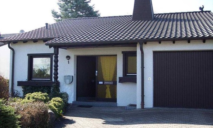 Wiebelskirchen Apartment | Vacation home Charlotte - vacation home, bathroom, toilet and bathtub, 4 bedrooms