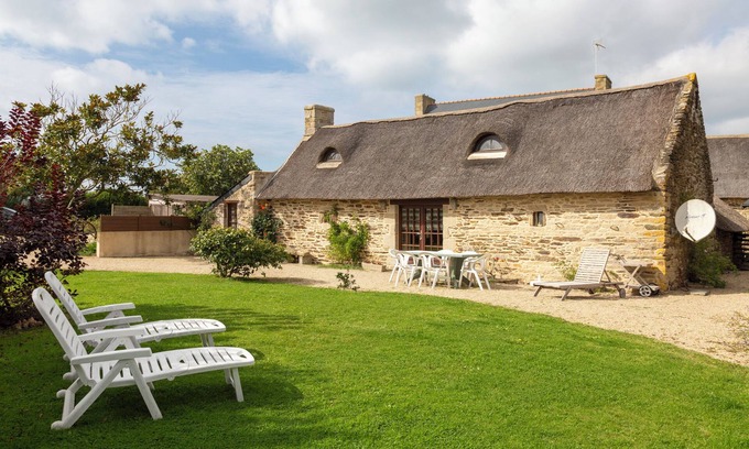 Plovan House | Vacation Home "Chaumière Ty Plouz" with Private Terrace, Private Garden and Wi-Fi