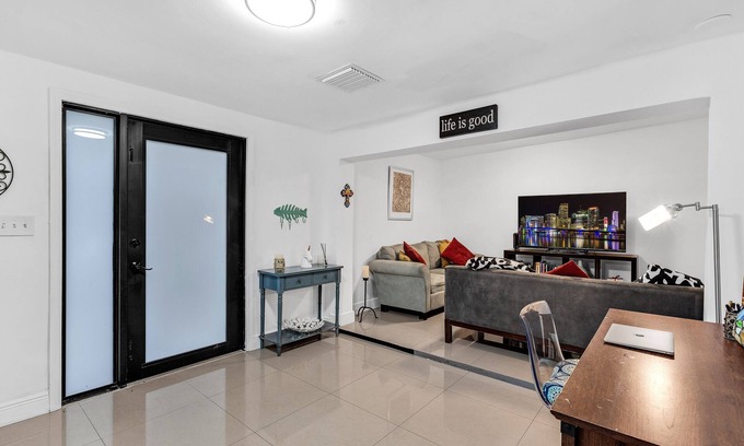 Buena Vista House | VACATION HOME CLOSE TO BEST PLACES IN MIAMI, DESIGN DISTRICT, WYNWOOD, AIRPORT