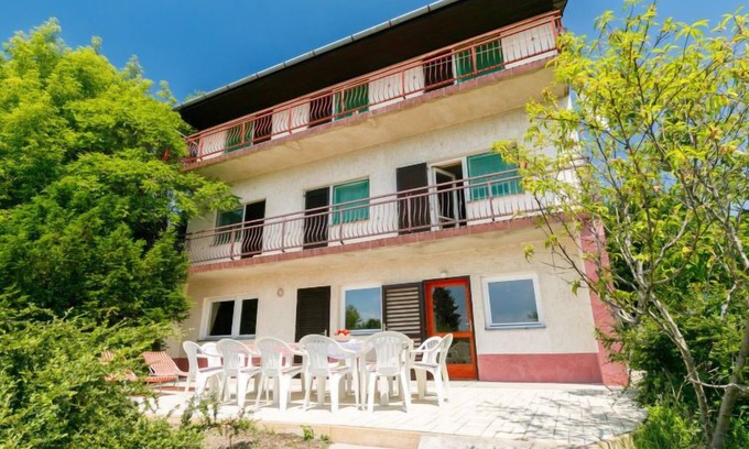 Belatelep House | Vacation home Dahlia by Interhome