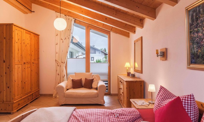 Farchant House | Vacation Home "Das Bergzeit" with Mountain View, Wi-Fi, Garden & Terrace