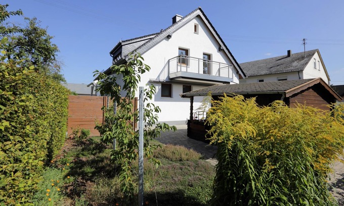 Mastershausen House | Vacation Home "Däschinger" with Wi-Fi, Balcony, Terrace & Garden