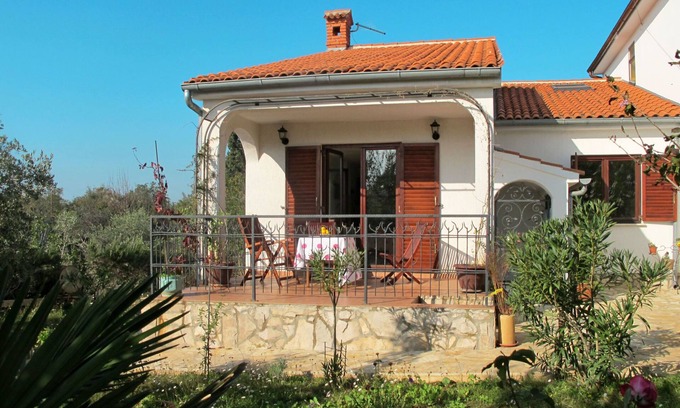 Peroj House | Vacation home Ema by Interhome