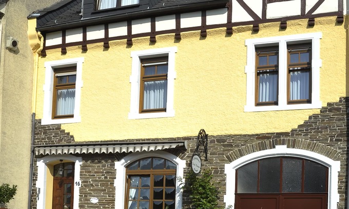 Neef House | Vacation home Erich Bremm, Moselle location for 1 -12 pers. all rooms with shower/WC.