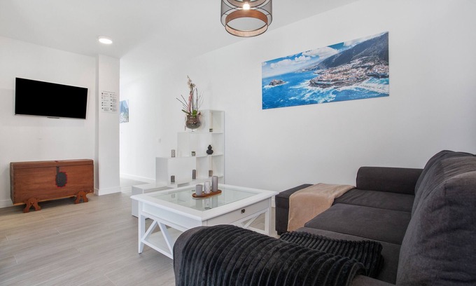 Icod de los Vinos House | Vacation Home 'Lovely House with Panoramic Views' with Sea View, Shared Pool and Wi-Fi