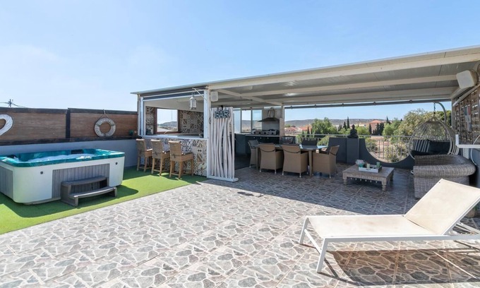 Alicante House | Vacation Home "Estrella De Mar" with Private Terrace, Shared Terrace & Wi-Fi