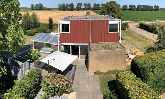 Dronten House | Vacation home Flevoland - with terrace, garden and jacuzzi