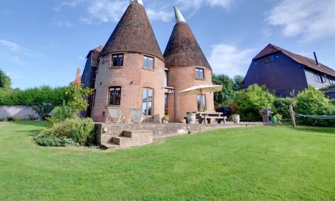 Abbess Roding House | Vacation home Hawkridge Oast in Sissinghurst - 12 persons, 5 bedrooms