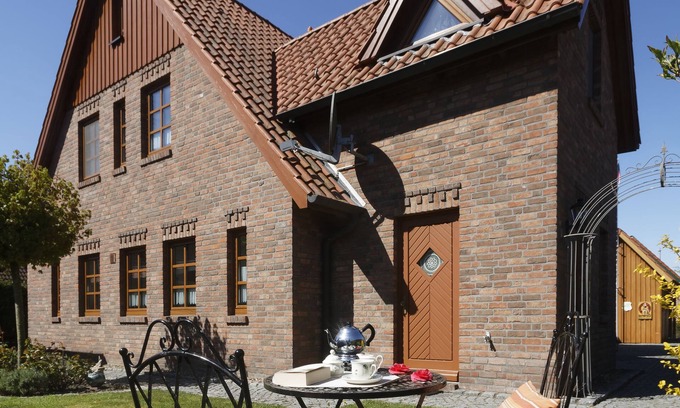 Ditzum House | Vacation home Henny - with private garden. Only 6 minutes walk to the harbor