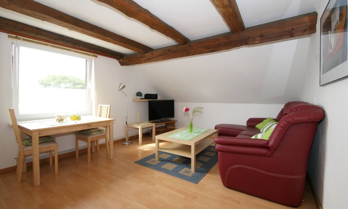 Eckwarden Apartment | Vacation home Herter, WiFi, gr. Garden, play equipment, lounger/play area, barbecue, animals