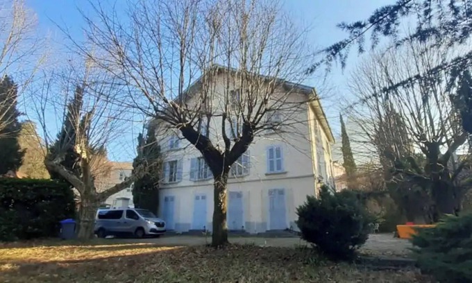 Voreppe House | Vacation Home "Immense Ancien Relais 19ème" with Private Garden & Wi-Fi