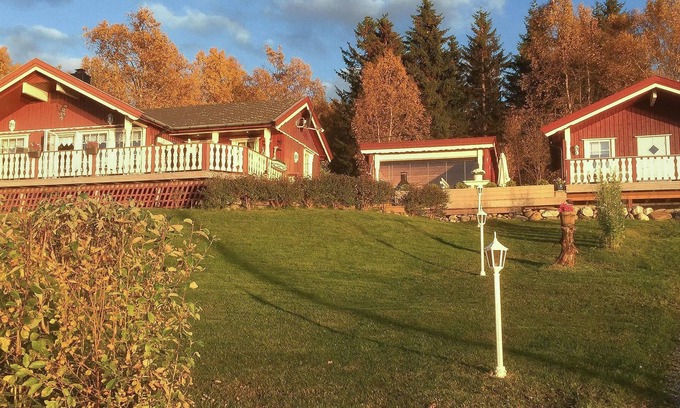 Grovfjord House | Vacation home in first row to the water