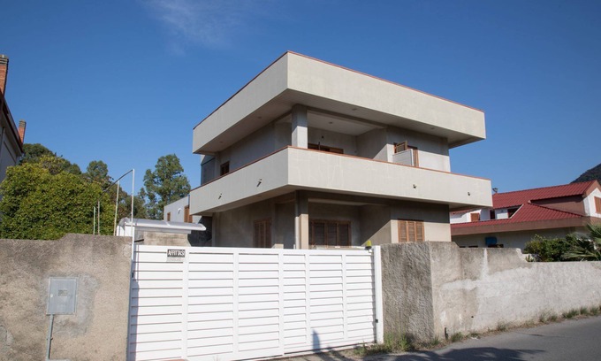 Mongiove Apartment | Vacation home in manor house 60 meters from the sea for couples or families