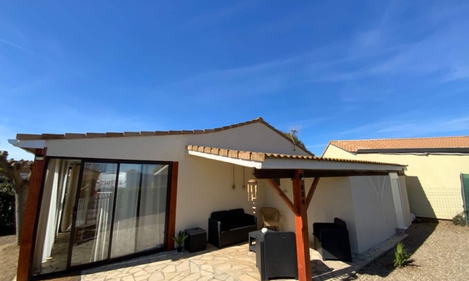Vendres Villa | Vacation home in private residence with swimming pool 800m from the beach