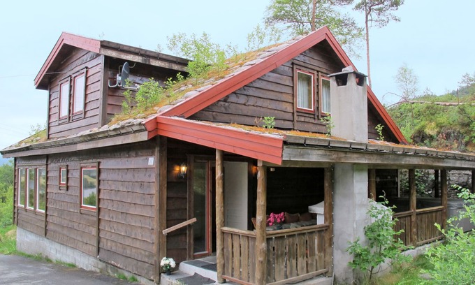 Eikelandsosen House | Vacation home Julie by Interhome