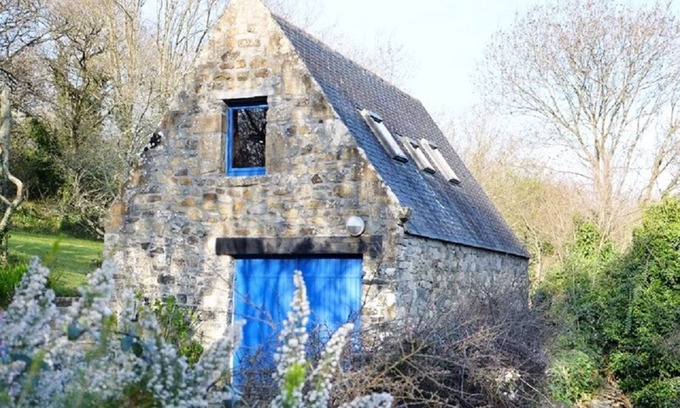 Crozon House | Vacation home Kertoupin Crozon/Roscanvel - large garden, near beach and sea