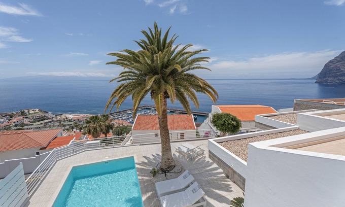 Los Gigantes House | Vacation Home 'La Casa De Los Gigantes' with Sea View, Private Pool and Wi-Fi