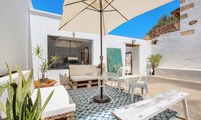 Pajara House | Vacation Home 'La Casa de Petrita' with Mountain View, Garden & Wi-Fi