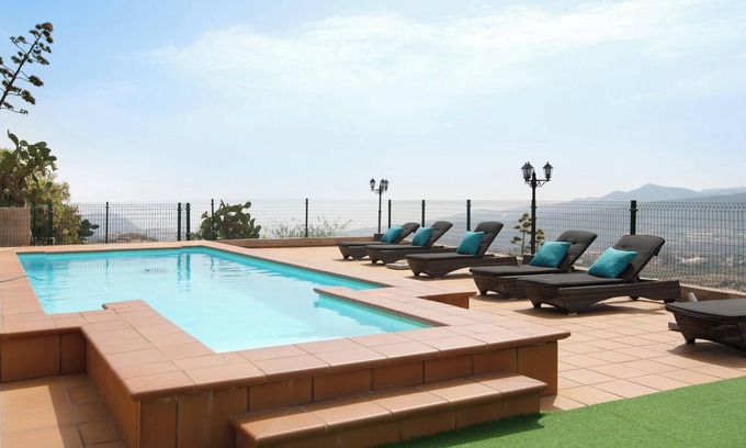 Valsequillo de Gran Canaria Villa | Vacation Home La Llave with Mountain View, Sea View, Pool, Wi-Fi, Terraces & Garden