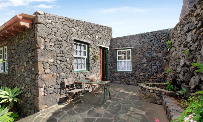 Tesbabo House | Vacation Home "Las Adelfas Alta" with Sea View, Garden & Wi-Fi