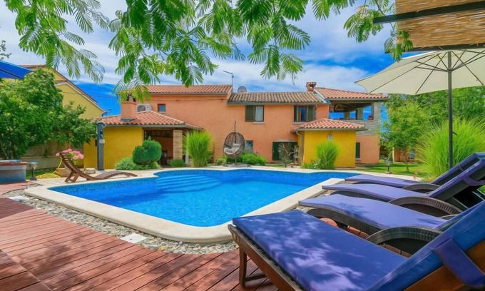 Cabrunici House | Vacation home Loreta by Interhome