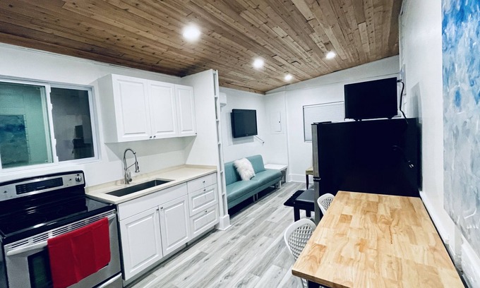 The Roads Apartment | Vacation Home Private to Rent 4 Guests, 1 Bath