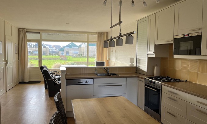 Heeg Apartment | Vacation home right on the water with mooring