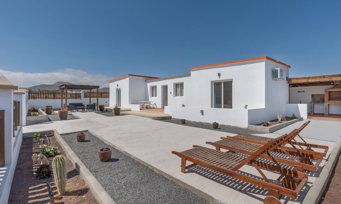 Tuineje House | Vacation Home 'Rincón Del Olivar' with Sea View, Wi-Fi and Air Conditioning