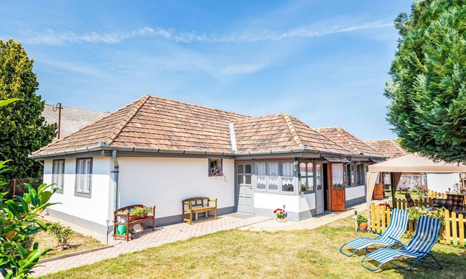 Balatonoszod House | Vacation home Sunny by Interhome