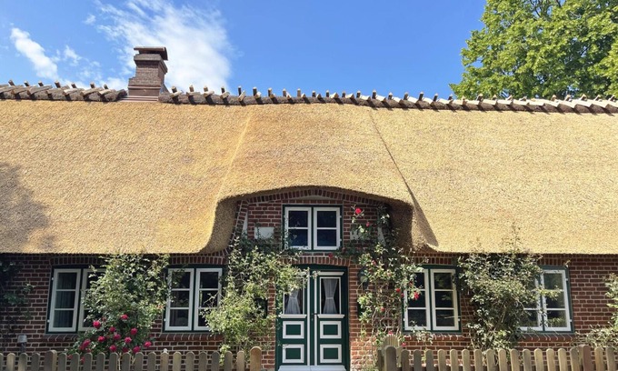 Brarupholz House | Vacation home thatched roof oasis