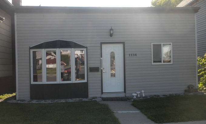 Thunder Bay House | Vacation Home Thunder Bay 2 Bedroom House Sleeps 4 Near Airport, Bus, Cafes,Bars