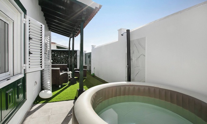 Abades House | Vacation Home 'Tia Osa' with Private Pool, Shared Terrace and Wi-Fi