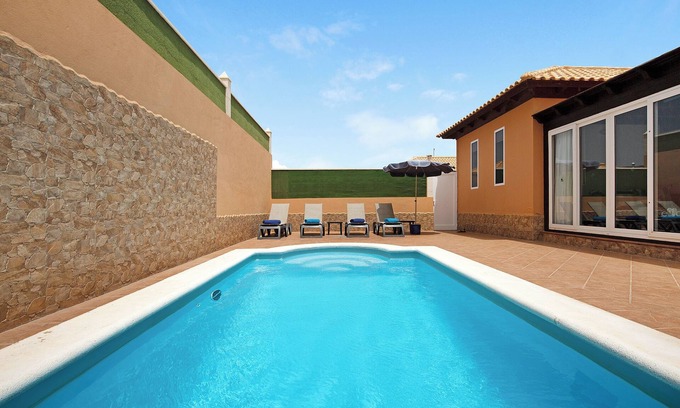 Corralejo Villa | Vacation Home 'Villa Contenta' with Pool & Wi-Fi