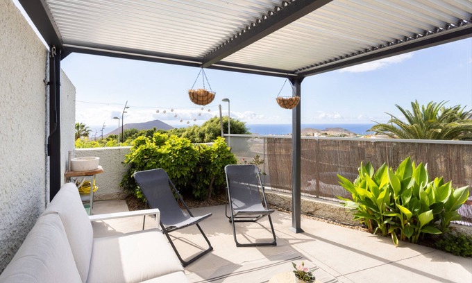 Guimar House | Vacation Home 'Villa En Taro' with Sea View, Private Terrace and Wi-Fi