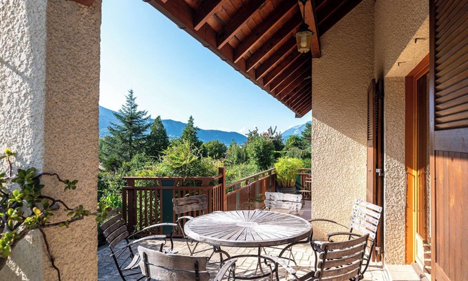 Verthier House | Vacation Home "Villa Ginkgo" with Lake View, 2 Private Terraces & Wi-Fi