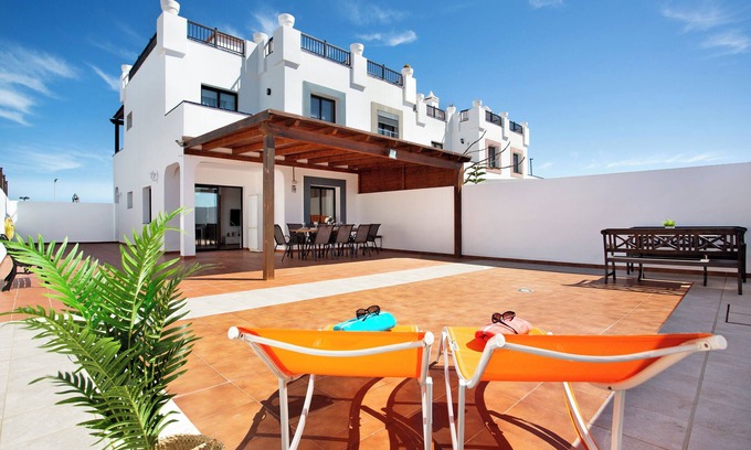 Geafond House | Vacation Home 'Villa Zoe' with Sea View, Shared Pool and Wi-Fi