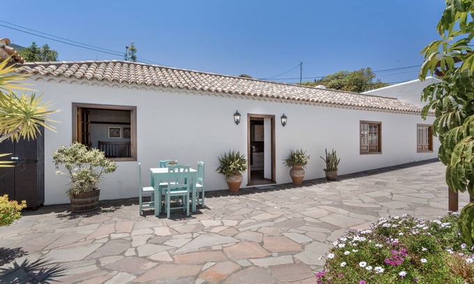 El Tanque House | Vacation Home 'Volcán 16' with Private Terrace, Private Garden and Wi-Fi