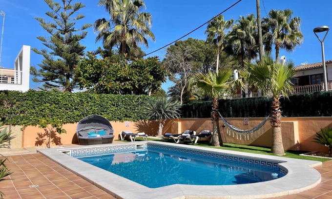 Les Meravelles House | Vacation home with pool for 8 people 200 m to the beach.