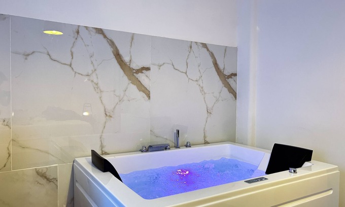 Fuorigrotta Apartment | Vacation home with hot tub: exe napoli stadium apartment