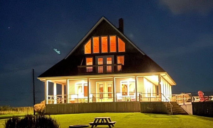 Park Corner House | Vacation Home With Panoramic Ocean Views, Only a 3 Minute Drive From Beach