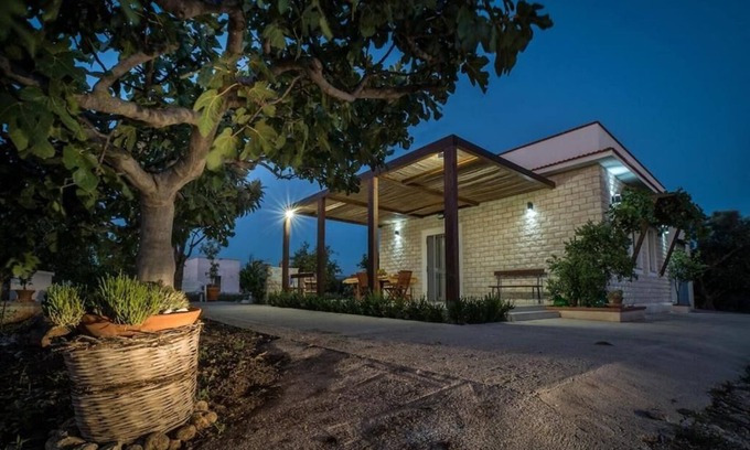Menfi House | Vacation House "Ulivi nel Mare" typical country home, surrounded by olive trees.