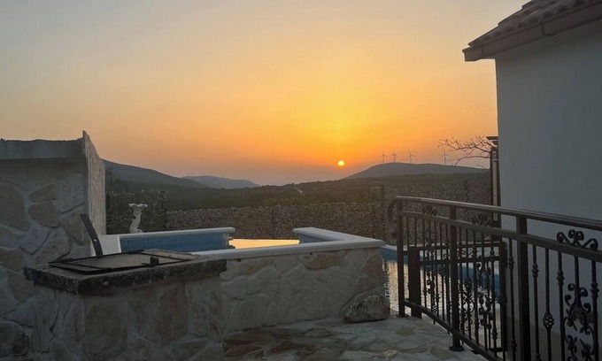 Ljubitovica Villa | Vacation house with hot tub, pool and privacy
