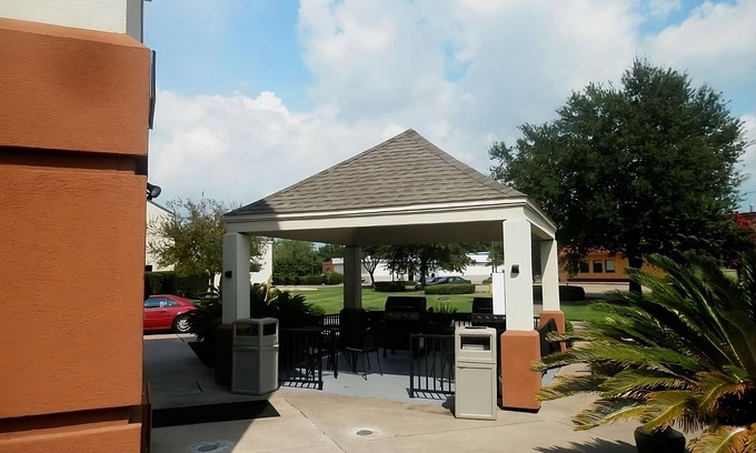 Nassau Bay Hotel | Vacation Is Waving! 4 Contemporary Units, Full Kitchen, Pets Allowed!